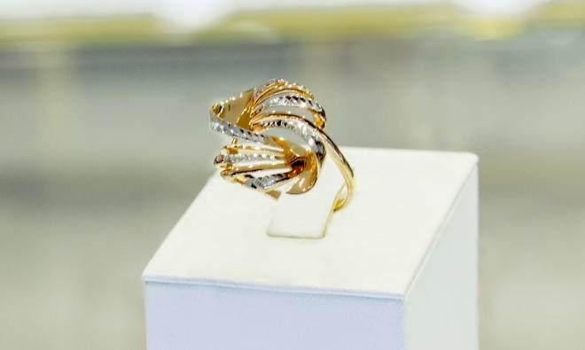 На фото Золотые кольца в Казахстане №1013: Красное золото Au585 Родирование   Александра.
