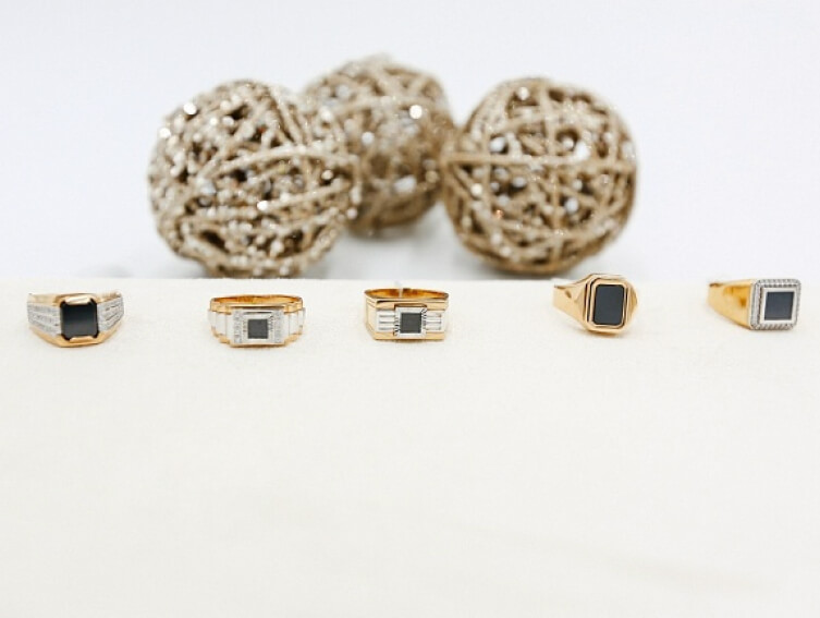 Золотые печатки в Казахстане в магазинах Золото Москвы представлены ювелирными изделиями только из золота со вставками из драгоценных и полудрагоценных камней.