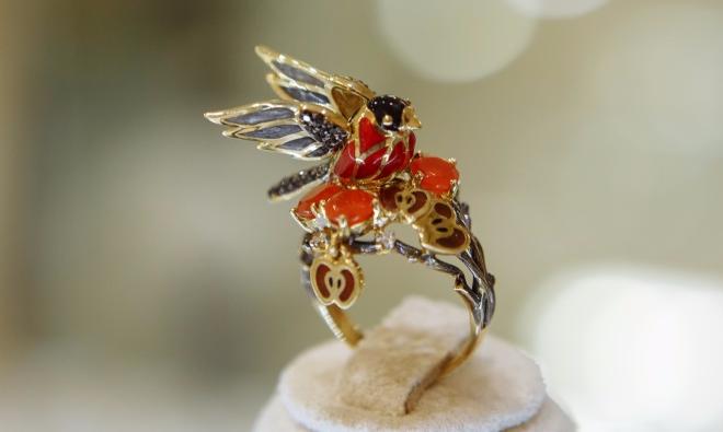 На фото Золотые кольца в Казахстане №1246: Красное золото Au585 Родирование Бриллиант Эмаль  Бриллианты Костромы.