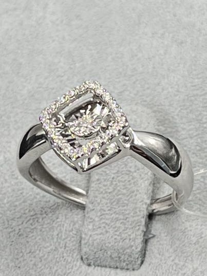 На фото Золотые кольца в Казахстане №кольцо из белого золота с бриллиантом 17.5 вес 2.05 г:     .