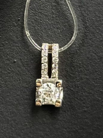 На фото Золотые подвески в Казахстане №подвеска из белого золота с бриллиантом вес 0.81 г:     .