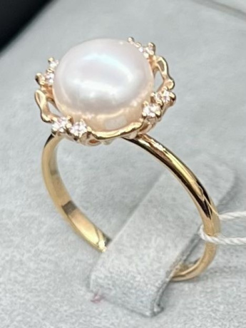 На фото Золотые кольца в Казахстане №кольцо из красного золота с жемчугом и фианитом 17.5 вес 3.39 г:     .