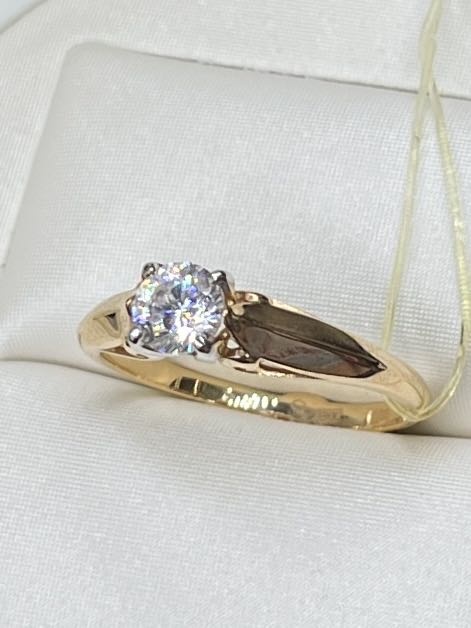 На фото Золотые кольца в Казахстане №кольцо из белого золота с фианитом 17.5 вес 1.89 г:     .