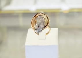 На фото Золотые кольца в Казахстане №1012: Красное золото Au585 Родирование Фианит  Александра.