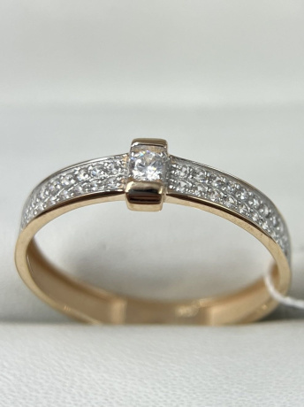 На фото Золотые кольца в Казахстане №кольцо из красного золота с фианитом 18.5 вес 1.4 г:     .