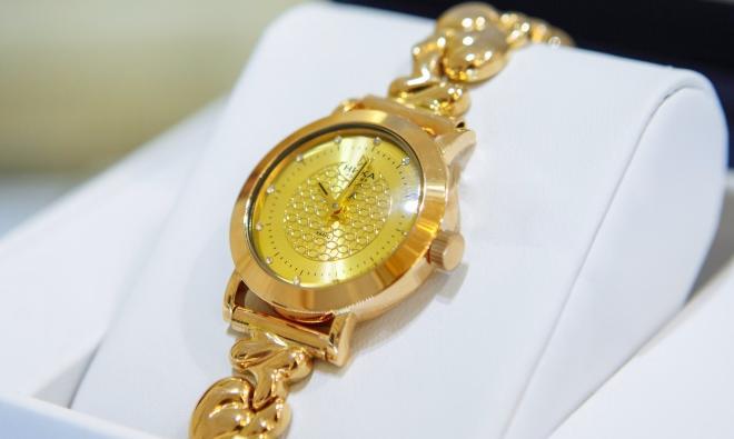 На фото Золотые часы в Казахстане №1227: Красное золото Au585 Родирование   Ника.