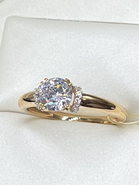 На фото Золотые кольца в Казахстане №кольцо из красного золота с фианитом 17.5 вес 1.81 г:     .