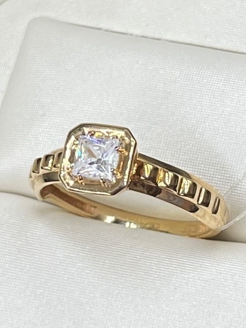 На фото Золотые кольца в Казахстане №кольцо из красного золота с фианитом 17.5 вес 1.85 г:     .