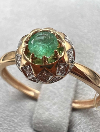 На фото Золотые кольца в Казахстане №кольцо из красного золота с бриллиантом и изумрудом 19 вес 1.84 г:     .