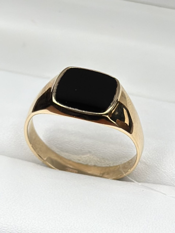 На фото Золотые печатки в Казахстане №печатка из красного золота с ониксом 21 вес 4 г:     .