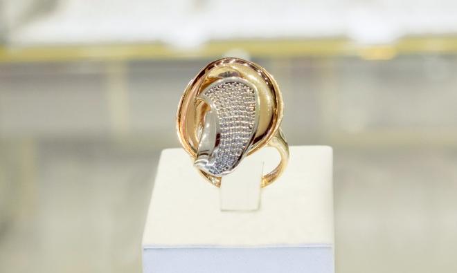 На фото Золотые кольца в Казахстане №1012: Красное золото Au585 Родирование Фианит  Александра.