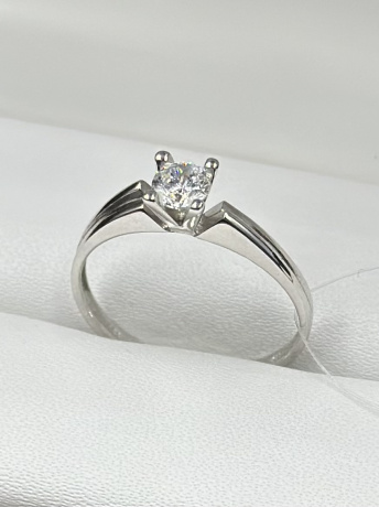 На фото Золотые кольца в Казахстане №помолвочное кольцо из белого золота с фианитом 17.5 вес 1.86 г:     .