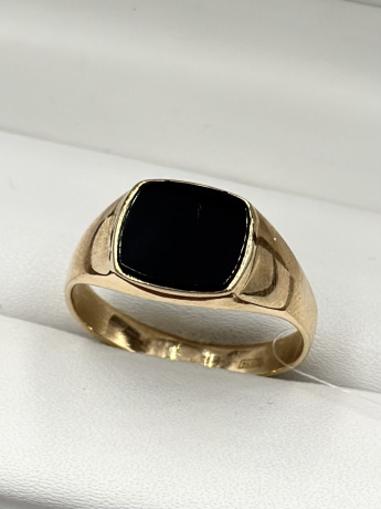 На фото Золотые печатки в Казахстане №печатка из красного золота с ониксом 21 вес 3.97 г:     .
