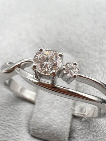 На фото Золотые кольца в Казахстане №кольцо из белого золота с бриллиантом 18 вес 2.23 г:     .