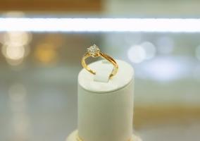 На фото Золотые кольца в Казахстане №1239: Красное золото Au585 Родирование Бриллиант  SOKOLOV.