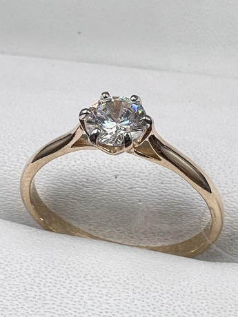 На фото Золотые кольца в Казахстане №кольцо из красного золота с фианитом 17 вес 1.65 г:     .