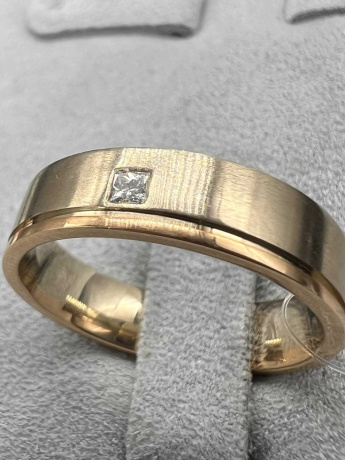 На фото Золотые кольца в Казахстане №обручальное кольцо из красного золота с бриллиантом 17.5 вес 5.19 г:     .