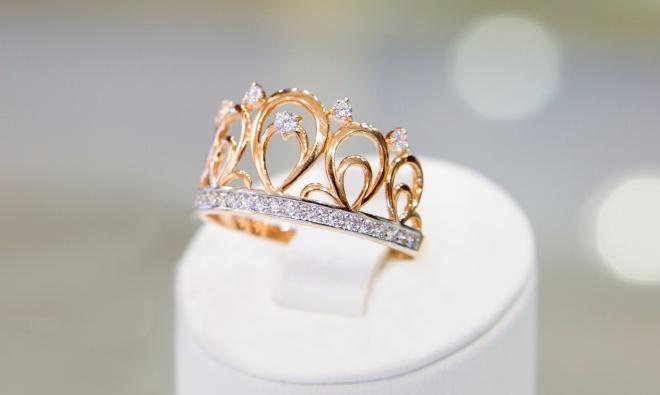 На фото Золотые кольца в Казахстане №1175: Красное золото Au585 Родирование Фианит  Мастер.