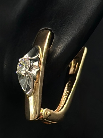 На фото Золотые серьги  №серьги из красного золота с бриллиантом вес 2.78 г:     .