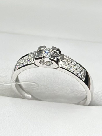 На фото Золотые кольца в Казахстане №кольцо из белого золота с бриллиантом 18.5 вес 2.45 г:     .