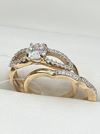 На фото Золотые кольца в Казахстане №кольцо из красного золота с фианит swarovskiом 16 вес 4.05 г:     .