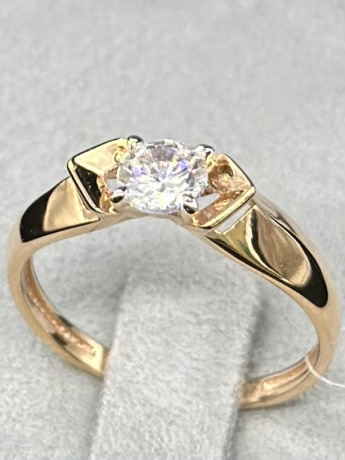 На фото Золотые кольца в Казахстане №кольцо из красного золота с фианитом 17 вес 1.78 г:     .