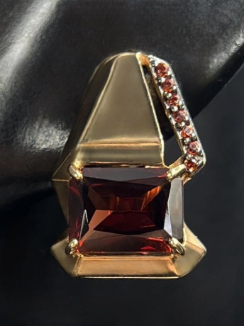 На фото Золотые серьги  №серьги из красного золота с гранатом и фианитом вес 4.1 г:     .