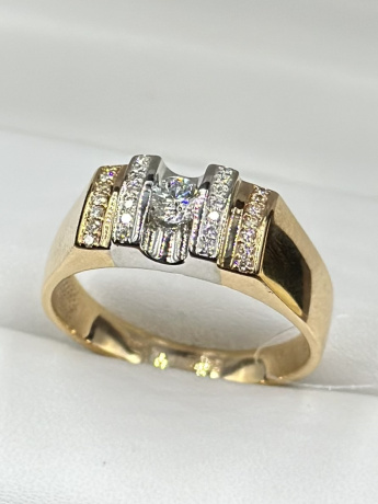 На фото Золотые печатки в Казахстане №печатка из белого золота с бриллиантом 21 вес 7.22 г:     .