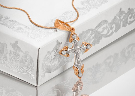 Золотые кресты в магазинах Золото Москвы представлены ювелирными изделиями из красного, желтого и белого золота со вставками драгоценных и полудрагоценных камней.