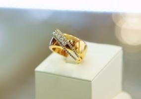 На фото Золотые кольца в Казахстане №1238: Красное золото Au585 Родирование Бриллиант  Мастер Бриллиант.