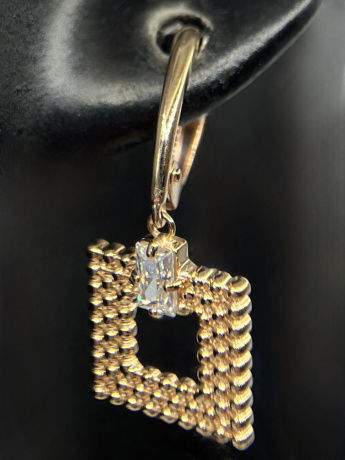 На фото Золотые серьги  №серьги из красного золота с фианитом вес 3.7 г:     .