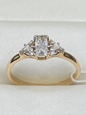 На фото Золотые кольца в Казахстане №кольцо из красного золота с фианитом 17.5 вес 2.15 г:     .