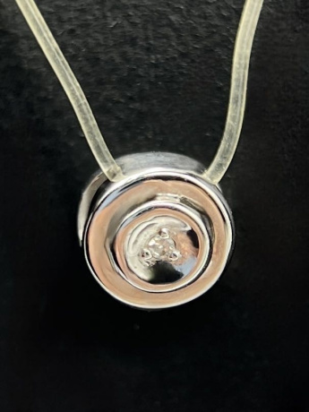 На фото Золотые подвески в Казахстане №подвеска из белого золота с бриллиантом вес 0.21 г:     .