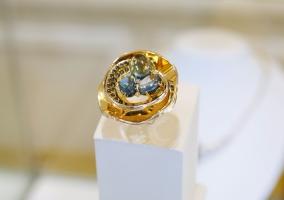 На фото Золотые кольца №1236: Желтое золото 585 Родирование Фианит Лондон топаз  Magic Stones.