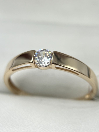 На фото Золотые кольца в Казахстане №кольцо из красного золота с фианитом 19 вес 1.48 г:     .