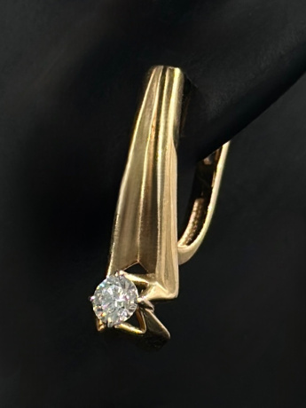 На фото Золотые серьги  №серьги из красного золота с бриллиантом вес 2.5 г:     .