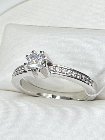 На фото Золотые кольца в Казахстане №кольцо из белого золота с фианитом 18 вес 5.36 г:     .