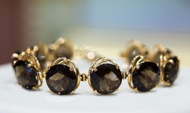 На фото Золотые браслеты в Казахстане №1139: Красное золото Au585 Родирование Раух-топаз  Элегант.