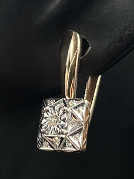 На фото Золотые серьги  №серьги из красного золота с бриллиантом вес 3.05 г:     .