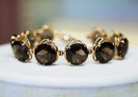 На фото Золотые браслеты в Казахстане №1139: Красное золото Au585 Родирование Раух-топаз  Элегант.