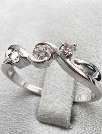 На фото Золотые кольца в Казахстане №кольцо из белого золота с бриллиантом 19 вес 2.95 г:     .