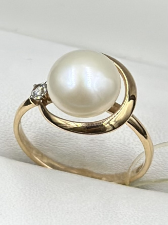 На фото Золотые кольца в Казахстане №кольцо из красного золота с жемчугом и фианитом 17 вес 2.28 г:     .