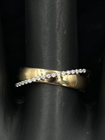 На фото Золотые кольца в Казахстане №кольцо из красного золота с фианитом 18 вес 1.9 г:     .