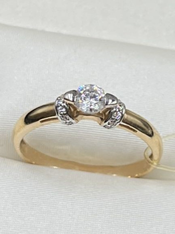 На фото Золотые кольца в Казахстане №кольцо из красного золота с фианитом 17 вес 1.88 г:     .