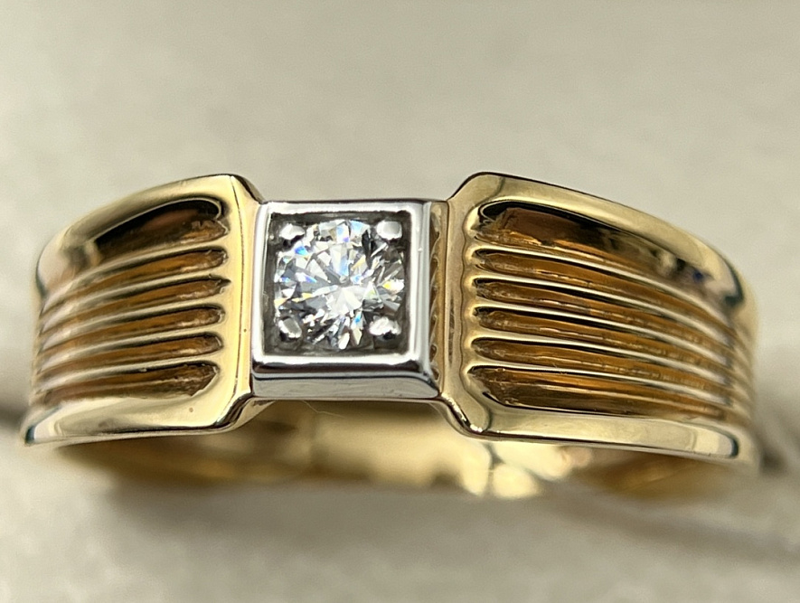 На фото Золотые печатки в Казахстане №печатка из красного золота с фианитом 21.5 вес 6.93 г:     .