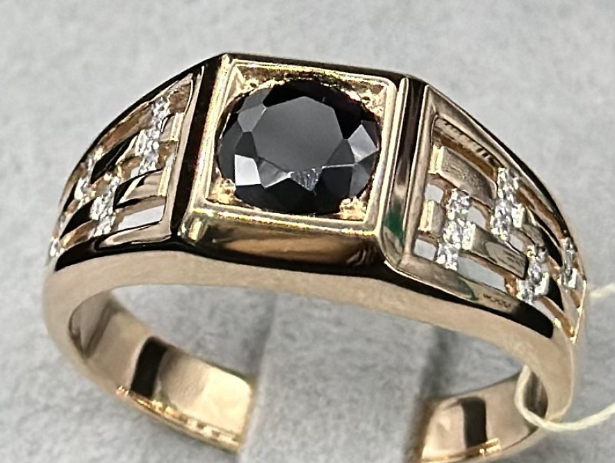 На фото Золотые печатки в Казахстане №печатка из красного золота с фианитом 21.5 вес 7.13 г:     .