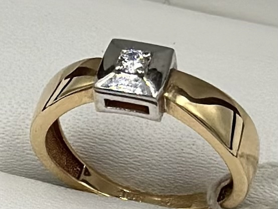 На фото Золотые кольца в Казахстане №кольцо из белого золота с бриллиантом 16 вес 2.83 г:     .