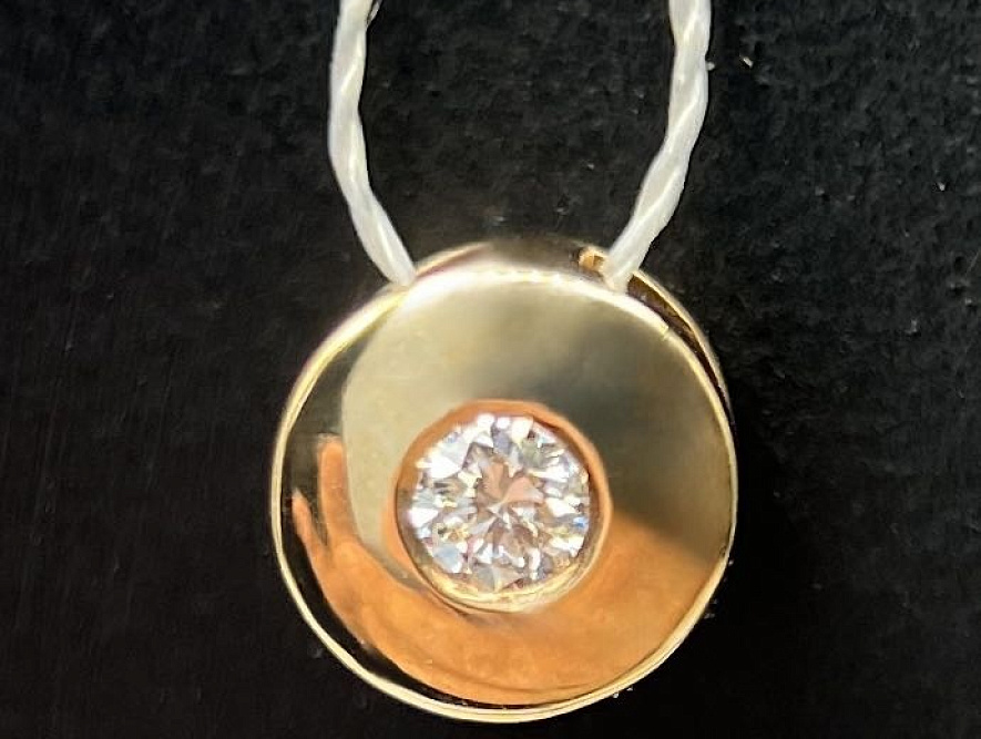 На фото Золотые подвески в Казахстане №подвеска из красного золота с бриллиантом вес 0.69 г:     .