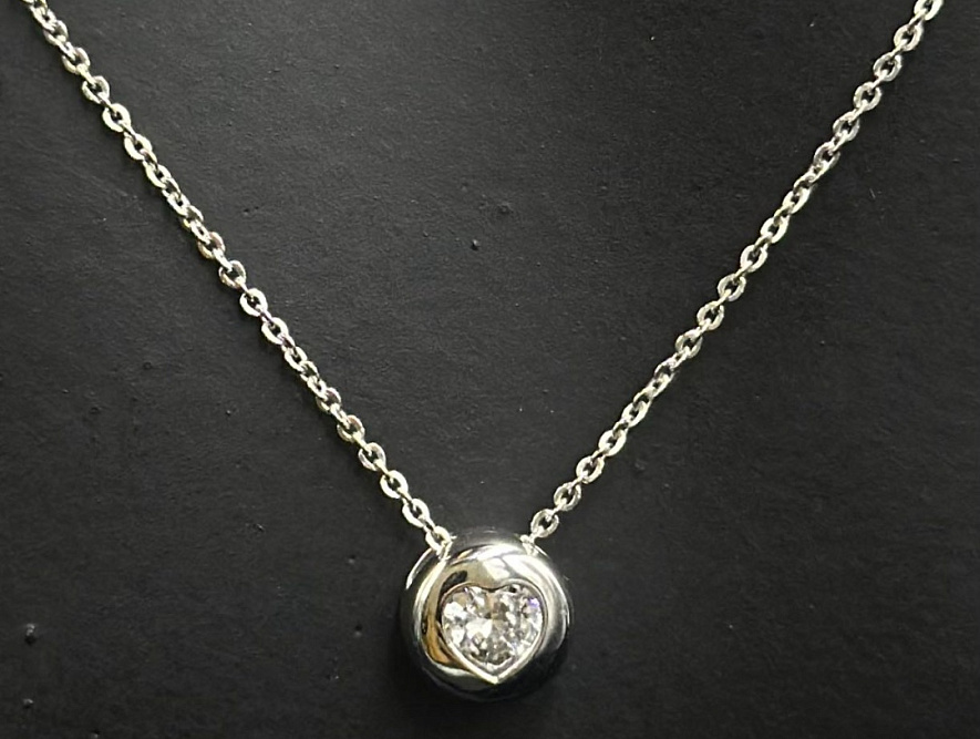 На фото Золотые колье в Казахстане №колье из белого золота с фианитом вес 2.15 г:     .