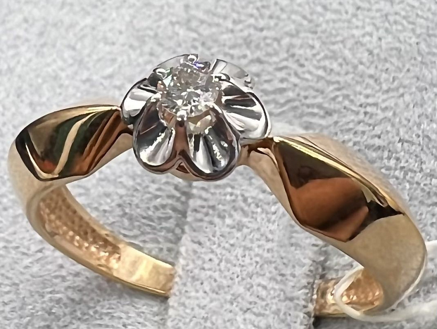 На фото Золотые кольца в Казахстане №кольцо из белого золота с бриллиантом 17 вес 2.38 г:     .